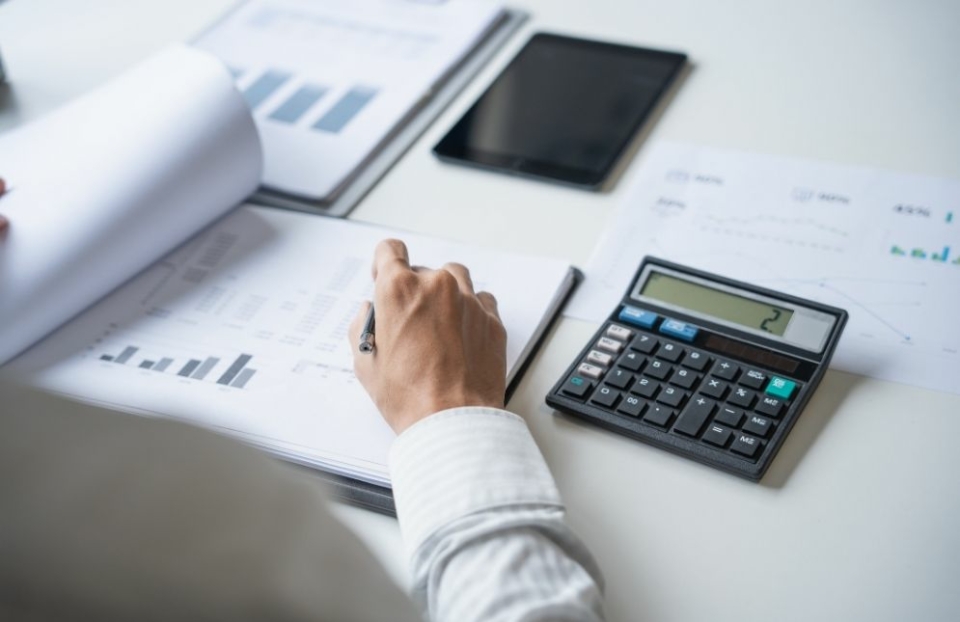 給与前払いの勘定科目は？仕訳パターン4選と手数料の処理を税務視点で解説